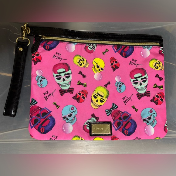 Betsey Johnson Pouch Bag Travel Pouch Makeup Bag Skull Graphic New - Picture 1 of 3